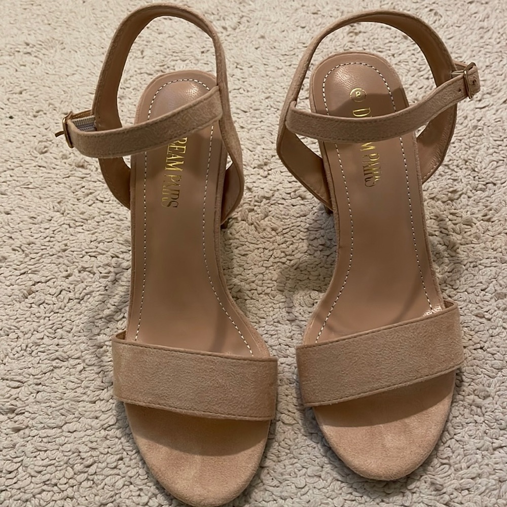Dream Pairs cream/peach suede heels